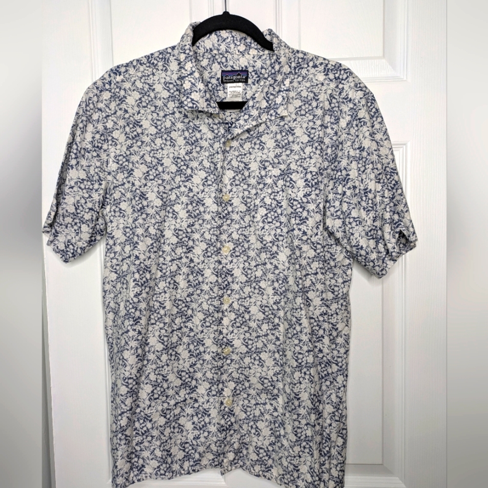 Patagonia Cotton Button Down White and Blue Floral Shirt Size Medium